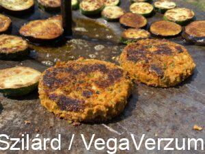 Fehérbabos hamburger pogácsa átfordítás után sütés közben cukkinival és padlizsánnal szabadtéren parázs felett tárcsalapon sütve