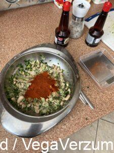 Fehérbabos hamburger pogácsa alapanyagok kimérése közben