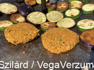 Fehérbabos hamburger pogácsa sütés közben cukkinival és padlizsánnal szabadtéren parázs felett tárcsalapon sütve